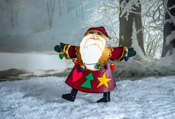 Счастливый Санта Танцует Снегу Верёвкой Рождественских Огней — стоковое фото
