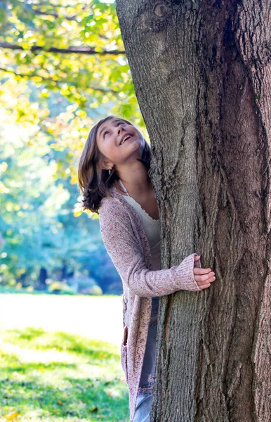 Ung Flicka Ger Kram Till Sin Favorit Träd Hennes Trädgård — Stockfoto