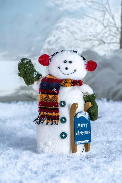 Šťastný Sněhulák Vesele Zamává Když Stojí Svými Saněmi Zimní Říši — Stock fotografie