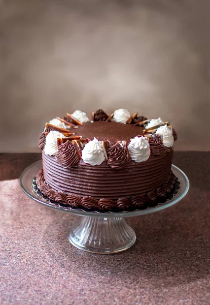 Délicieux Gâteau Gâteau Chocolat Profond Remplissage Caramel Est Très Éclairé — Photo