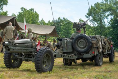 Benton Limanı MI ABD 19 Haziran 2021, askerlerin ağır teçhizat ve silahlarla karıştığını unutmayalım, Michigan 'da yıllık savaş canlandırması