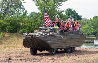 Benton Limanı MI ABD 19 Haziran 2021, insanlar bir DUCK 'ya biniyor. Suda ve karada gidebilen bir askeri araç.