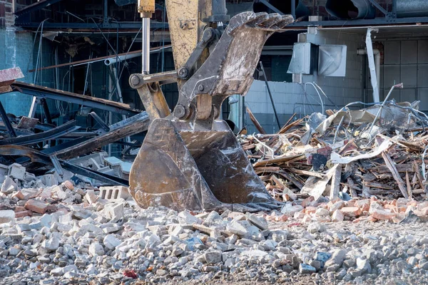 Ağır ekipman araçları bu yıkılan bina ve enkazı temizliyor.