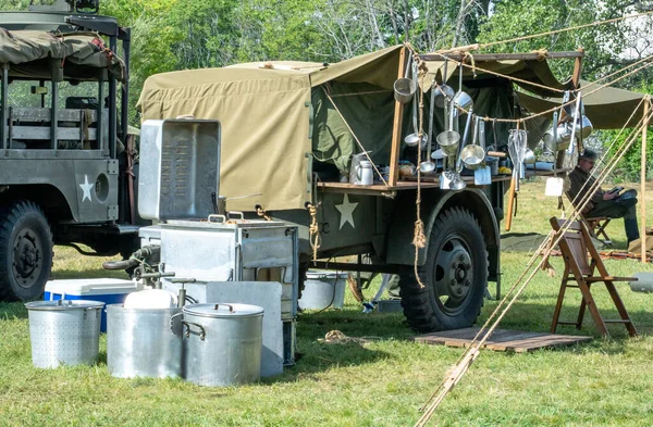 Benton Limanı MI ABD 19 Haziran 2021; seyyar askeri araç, kamptan uzaktaki askerleri beslemek için mobil bir mutfaktır.