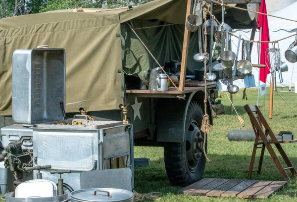 Hareketli bir askeri mutfak bir savaş oyunu etkinliğinde sergileniyor. Katılımcı askerler için sıcak yiyecekler var.