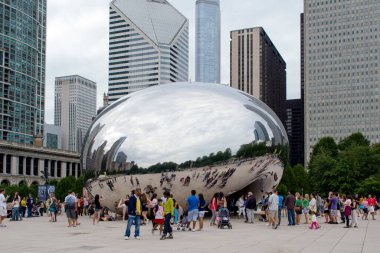 12 Ağustos 2012 Şikago IL USA; turistler bulut kapısı olarak bilinen tarihi bir heykeli ziyaret ediyorlar, ama daha çok 