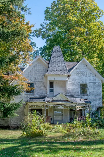 Old Dilapidated House Looks Most Likely Haunted Ready Fall — стоковое фото