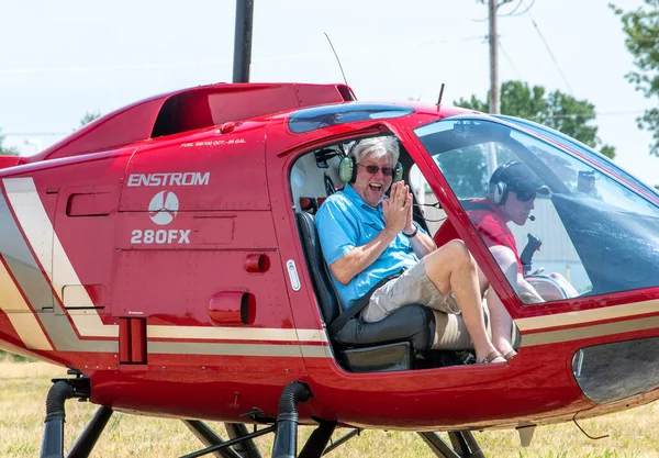 2021年6月19日圣约瑟密斯美国 一个男人很兴奋能在他的家乡乘坐直升机 — 图库照片