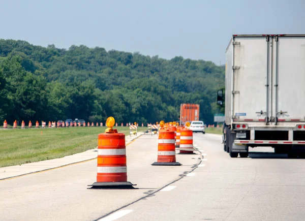 Pojazdy Poruszają Się Autostradach Usa Gdy Pomarańczowe Szyszki Budowlane Pojawiają — Zdjęcie stockowe