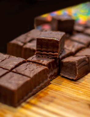 Kalın çikolata parçacıkları, aile ve arkadaşlarla paylaşmak için lezzetli parçalara ayrılır.