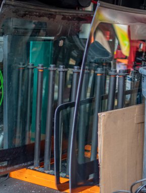 Ön camlar nakliye kamyonunda bir rafta duruyor. Araçlara yüklenmeye hazır.