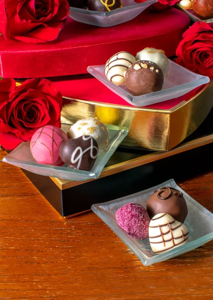 Φανταχτερές Σοκολάτες Μίνι Γλυκά Πιάτα Στοιβάζονται Κουτιά Καραμέλα Τριαντάφυλλα — Φωτογραφία Αρχείου