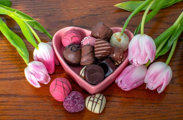 Růžové Tulipány Gurmánské Čokolády Pro Den Matek Jsou Vystaveny Dřevěném — Stock fotografie