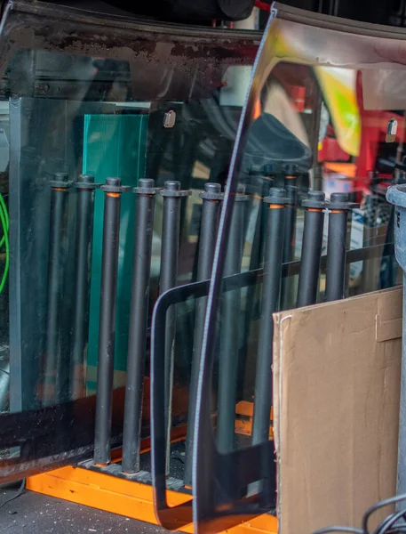 Ön camlar nakliye kamyonunda bir rafta duruyor. Araçlara yüklenmeye hazır.