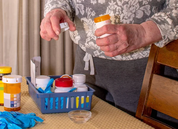 Woman Preparing Evening Medication Her Husband Home — Stock fotografie