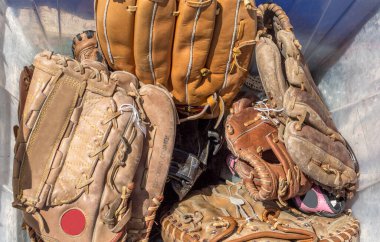 Plastik bir kutuda bir sonraki top oyunu için mükemmel eski beyzbol eldivenleri var.