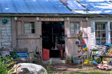 Bu eğlenceli açık hava satışında eklektik antikalar, tabelalar, mobilyalar ve açık hava eşyaları satılacak.