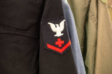 Eski bir donanma üniforması 2. Dünya Savaşı 'ndan kalma üniformalarla sergileniyor.