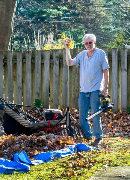 Older Man Plays Yard Warier Armed Leaf Mower Rake Tarp — Stockfoto