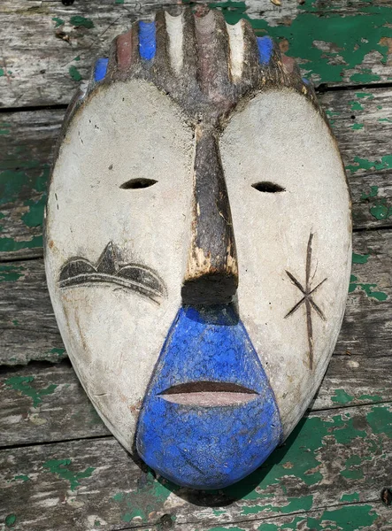 Handmade Mask Africa White Brown Blue Painted Wood — Foto de Stock