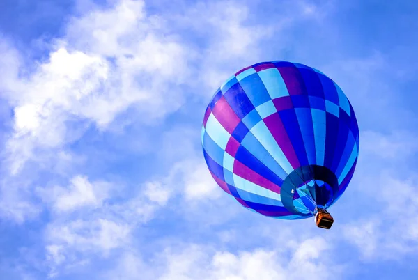 Large Blue Hot Air Balloon Floats Cloudy Blue Sky — ストック写真