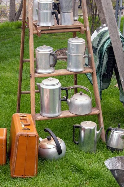 Coffee Pots Tea Kettles Placed Ladder Steps Display Outdoor Sale —  Fotos de Stock