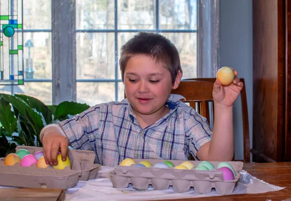 Усміхнений Хлопчик Розглядає Барвисті Яйця Які Він Щойно Створив Святкування — стокове фото