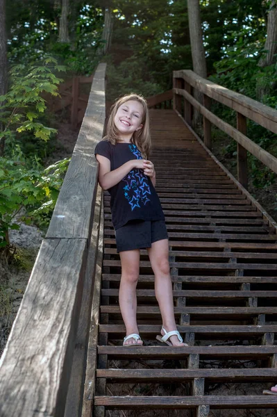 Smiling Girl Poses Very Long Staircase Going Dow Beach Michigan — Stockfoto