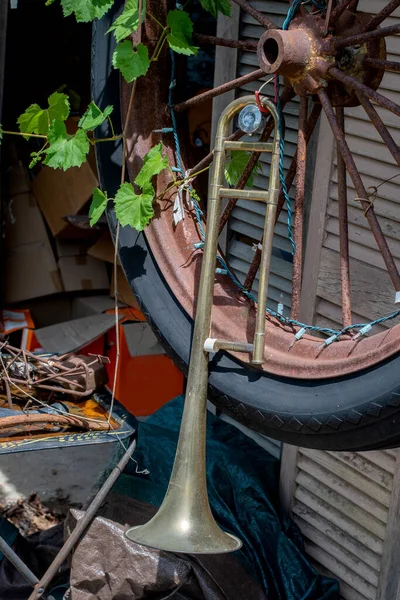 Old Horn Hangs Bike Tire Barn Wall Unique Outdoor Decoration — Stock Photo, Image