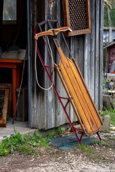 Old Wooden Sled Stands Rustic Wood Barn Ready Winter Arrive — Fotografia de Stock