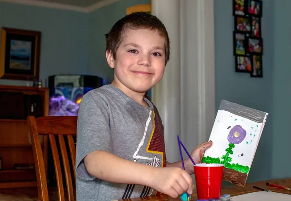 Happy Boy Sows Greeting Card Painted His Mom — Φωτογραφία Αρχείου