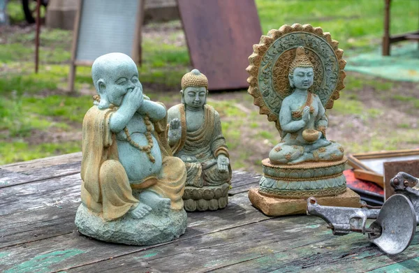 Beautiful Cast Oriental Statues Sale Outdoor Antique Junk Shop Michigan — Stock fotografie