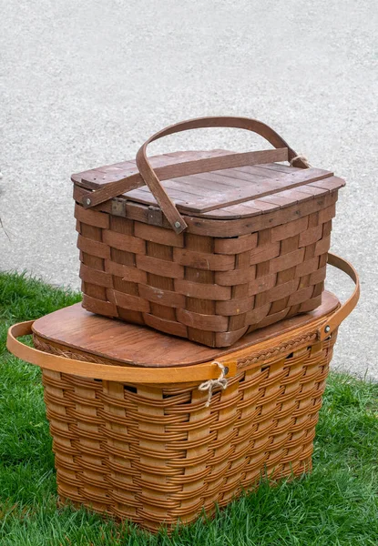 Pair Pretty Picnic Baskets Sit Green Lawn Waiting Someone Enjoy — Fotografia de Stock