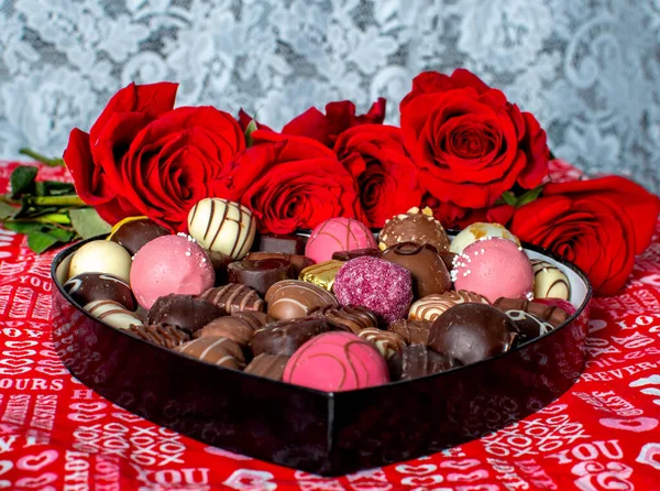 Caja Forma Corazón Chocolates Fallecidos Rosas Rojas Sobre Fondo Encaje —  Fotos de Stock