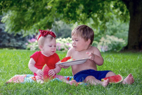 Young Toddler Boy Shares Watermelon His Baby Sister Sit Summers — Zdjęcie stockowe