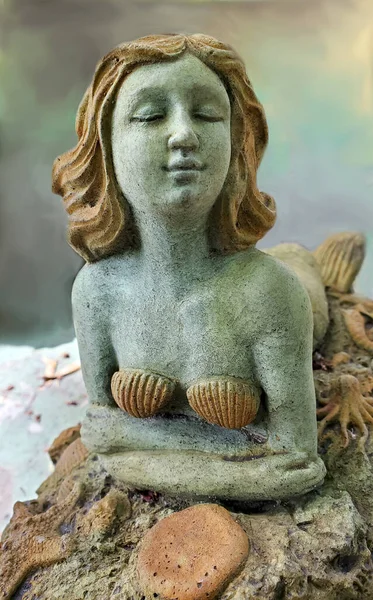 Cement Statue Pretty Mermaid Basks Rock Shells Barnacles Soft Smug — Stock fotografie