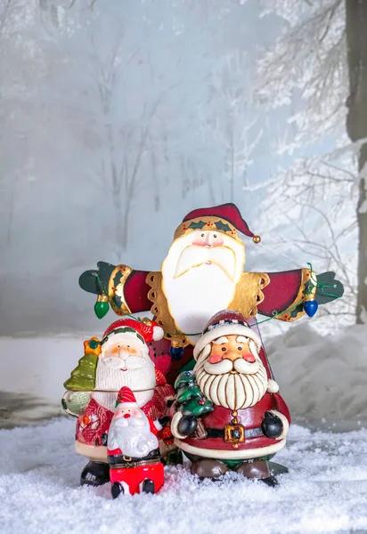 Gruppe Skurriler Weihnachtsmänner Versammeln Sich Vor Einer Malerischen Winterkulisse Mit — Stockfoto