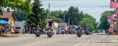 Eau Claire MI ABD 4 Temmuz 2022, 4 Temmuz geçit töreninin başında motosikletli polis panoraması