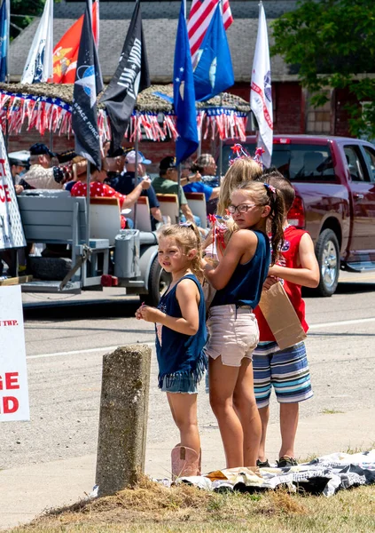Eau Claire Eua Julho 2022 Crianças Assistem Desfile Enquanto Estão — Fotografia de Stock