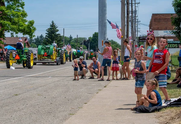 Eau Claire Eua Julho 2022 Famílias Assistir Carros Alegóricos Tratores — Fotografia de Stock