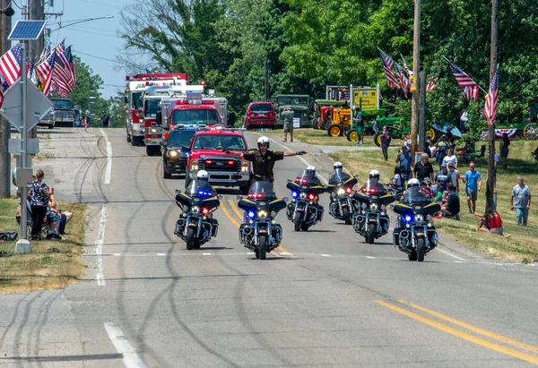 Eau Claire MI ABD 4 Temmuz 2022, bir geçit törenindeki kahramanlar, polisten itfaiyecilere ve sağlık görevlilerine