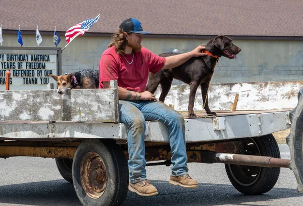 Eau Claire Usa Juillet 2022 Jeune Agriculteur Monte Dans Chariot — Photo