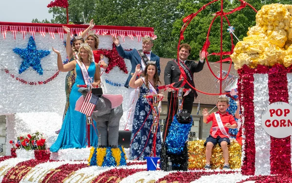 Eau Claire MI USA, 4 Temmuz 2022; Watervliet MI öğrencileri 4 Temmuz 'da geçit töreninde, gösteriş kıyafetleriyle geziyorlar.