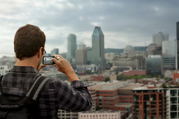 Mand tager et billede af downtown Montreal - Stock-foto