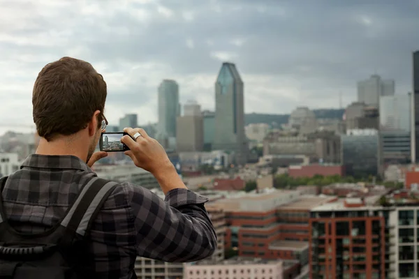 Hombre tomando una foto del centro de Montreal Fotos de stock libres de derechos