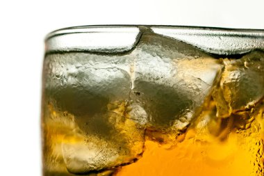 Beyaz arka plan üzerinde izole soyut soğuk softdrink