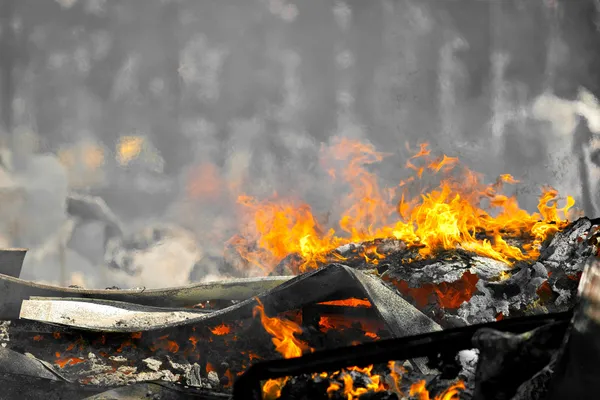 Sehr heißes Feuer erzeugt Luftbewegungseffekt — Stockfoto