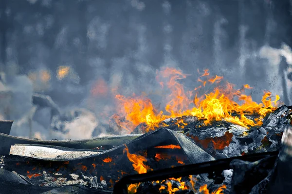 Sehr heißes Feuer erzeugt Luftbewegungseffekt — Stockfoto