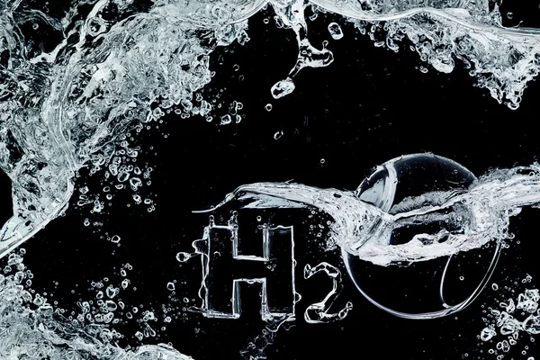 H2O, plusk wody na czarnym tle — Zdjęcie stockowe