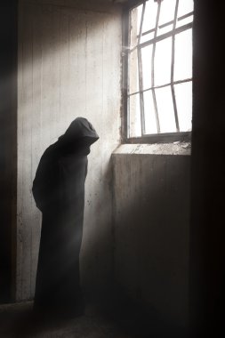 karanlık, terk edilmiş bir binada bekleyen reaper